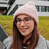 Marina Meyer allein auf dem Uni-Gelände in Konstanz. Die fast ausschließlich digitale Lehre während des Lockdowns ist eine besondere ...