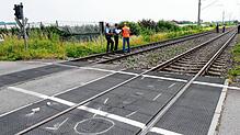Einsatzkräfte am Bahnübergang nach dem Unfall.