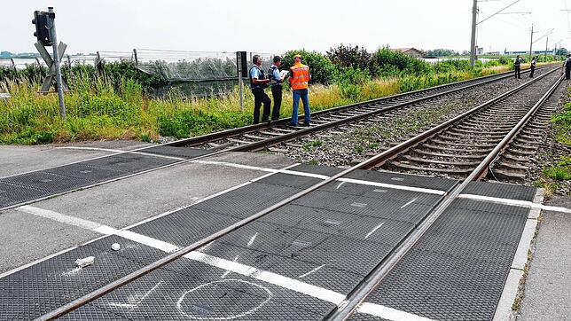Einsatzkräfte am Bahnübergang nach dem Unfall.