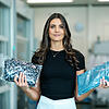 Textilien eingepackt in Folien, die aus Algen produziert werden? Jessica Farda hat eine Idee, wie man den Plastikmüll loswerden könnte.