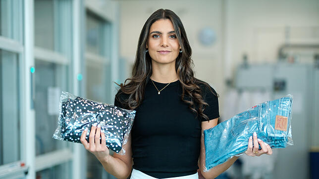 Textilien eingepackt in Folien, die aus Algen produziert werden? Jessica Farda hat eine Idee, wie man den Plastikmüll loswerden könnte.