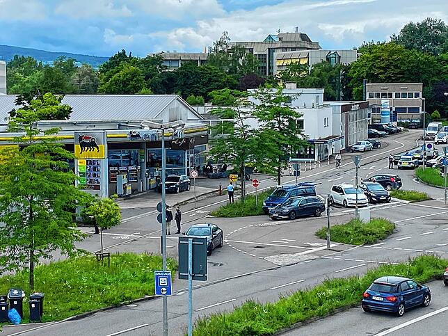 Am Sonntagmittag, 7. Juli, laufen die Ermittlungen im Bereich der Konstanzer Tankstelle noch. Zahlreiche Fahrzeuge von Polizei und Kripo ...
