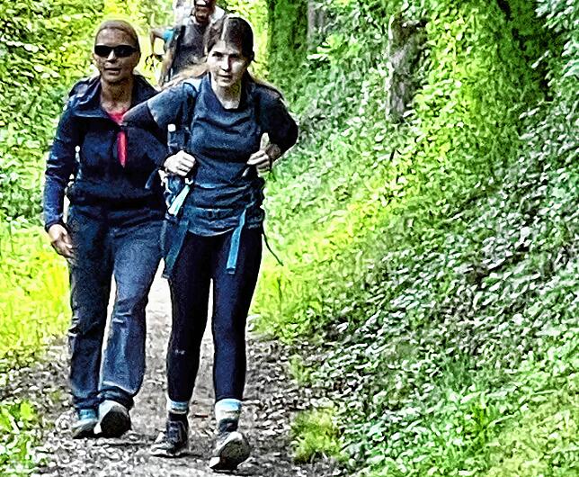 Tapfer laufen diese beiden Wanderinnen in Engen die letzten Kilometer bis zum Ziel bei der Hegauhalle. Hier wissen die Wanderer noch ...