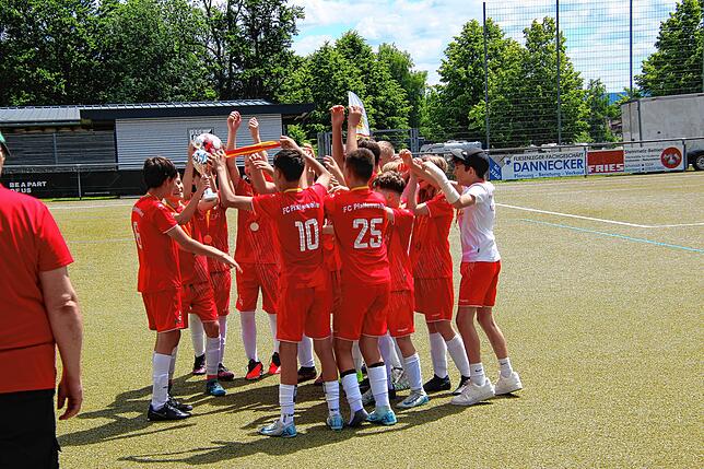 Bild 1: Der FC Pfaffenweiler krönt sich bei der D-Jugend zum Bezirkspokalsieger. Wir haben die Bilder!