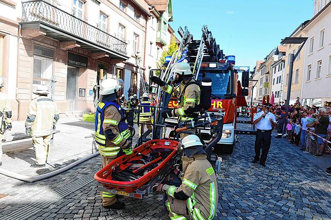 Bild 15: Die Feuerwehr Villingen demonstriert ihr Können bei der Hauptprobe
