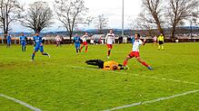 Maik Ruf, Torhüter von Anadolu Radolfzell, wirft sich vor dem kuriosen 1:0 mit vollem Körpereinsatz in den Ball &ndash; am Ende vergeblich.