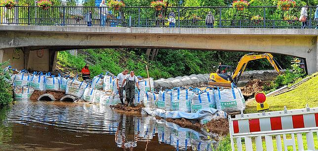 Bild 1: Bilder und Videos: Der Brigach-Damm steht und das Wasser fließt nun durch Betonrohre