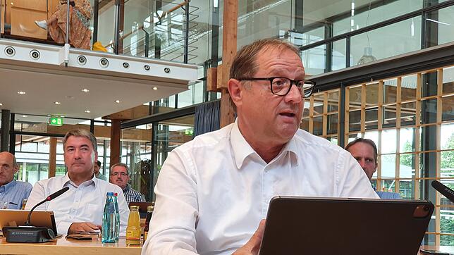Oberbürgermeister Jürgen Roth (vorne) und Bürgermeister Detlev Bührer (hinten) rutschen eine Besoldungsstufe nach oben. Roth vielleicht ...