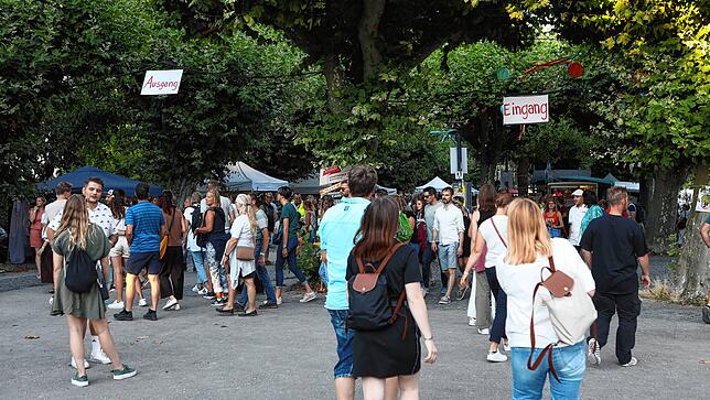Bild 37: Konstanzer Seenachtfest 2022: Einheimische und Gäste feiern im Stadtgarten