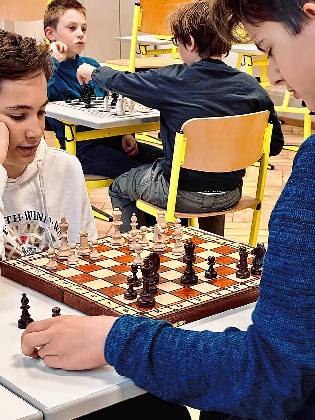 Die Achtklässler Johannes und Lasse versuchen beim Mittelspiel, jeweils die Oberhand zu gewinnen. Im Hintergrund: der Fünftklässler ...