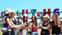 Drei Tage Party: Das Southside Festival sorgt bei Zehntausenden Musikfans für ausgelassene Stimmung und Feierlaune.