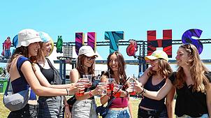Es geht los: Seit dem Mittag spielen die ersten Acts auf den Bühnen des Southside-Festivals.