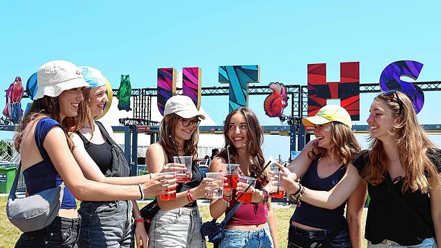 Drei Tage Party: Das Southside Festival sorgt bei Zehntausenden Musikfans für ausgelassene Stimmung und Feierlaune.