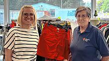 Stefanie Möller und Renate Reinhart in dem DRK-Kleiderladen, in dem man wie in einem herkömmlichen Kleidergeschäft stöbern kann.