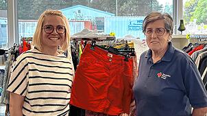 Stefanie Möller und Renate Reinhart in dem DRK-Kleiderladen, in dem man wie in einem herkömmlichen Kleidergeschäft stöbern kann.