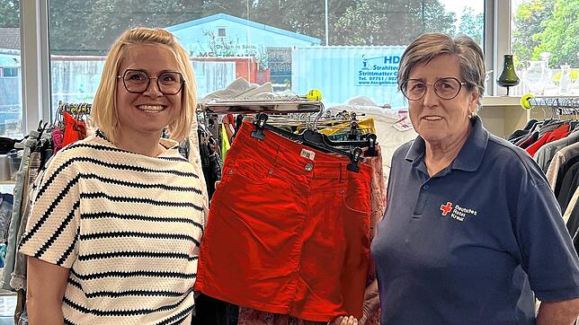 Stefanie Möller und Renate Reinhart in dem DRK-Kleiderladen, in dem man wie in einem herkömmlichen Kleidergeschäft stöbern kann.