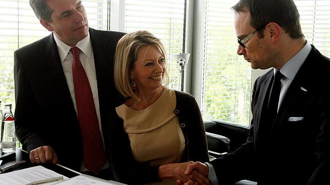 2012 unterschrieben Holger Taubmann und Petra Euler (von links) von der Amadeus Germany GmbH mit Stephan A. Jansen einen Fördervertrag ...