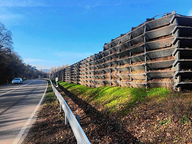 Die Lärmschutzwand entlang der Landesstraße 161 steht bereits. Hinter diesem Wall sollen Häuser für rund 120 Menschen gebaut werden. Für ...