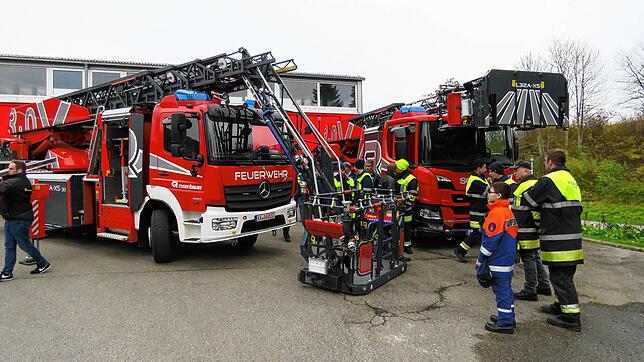 Anbieter präsentieren der Geisinger Feuerwehr mögliche Modelle einer Drehleiter. Derzeit läuft ein gemeinsames Ausschreibungsverfahren ...