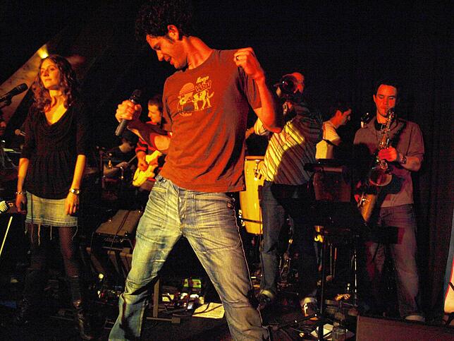 Die Band Scacciapensieri 2010 bei einem Auftritt im Café &bdquo;Verkehrt&ldquo;.