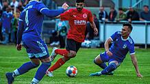 Wieder zu Hause: Nach einem halben Jahr beim SV 08 Laufenburg trägt Mahdy Hikmat Tawiq Ababneh (Mitte) künftig wieder das Trikot des FC ...