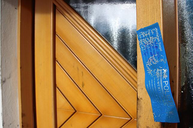 Die Kriminalpolizei hat die Ermittlungen im Haus aufgenommen. Am Mittwoch waren Beamte vor Ort. Ansonsten ist das Gebäude mit einem ...