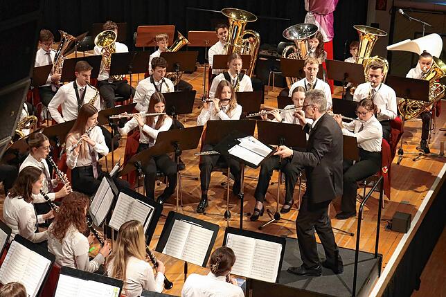 Das Jugendblasorchester der Stadtkapelle ist für viele Musikschülerinnen und -schüler der Radolfzeller Musikschule die erste ...