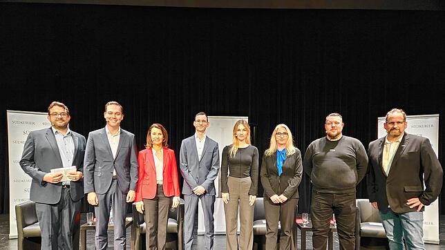 Die beiden Moderatoren Markus Baier (links) und Justus Obermeyer (rechts) mit den Teilnehmern der SÜDKURIER-Wahlarena (von links): Felix ...