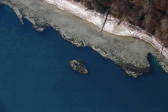 Der Teufelstisch bei Konstanz-Wallhausen, eine steile Felsnadel im Bodensee, tritt ans Tageslicht. Wenn der Pegel weiter sinkt, fällt er ...