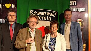 Landrat Martin Kistler, der Vorsitzende Rainer Feudel, Christa Bader, Vorständin der Volksbank Hochrhein, und Andreas Hall, ...
