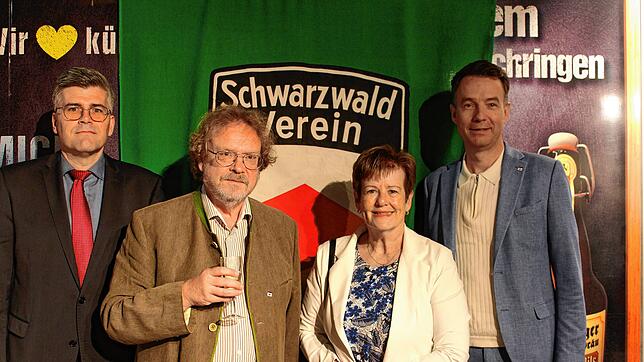 Landrat Martin Kistler, der Vorsitzende Rainer Feudel, Christa Bader, Vorständin der Volksbank Hochrhein, und Andreas Hall, ...