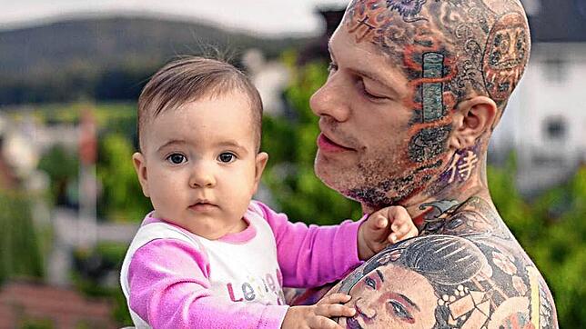 Daniel Boss (38, im Bild mit seiner Tochter) liebt Tätowierungen. Rund 70 Prozent des Körpers sind tätowiert.