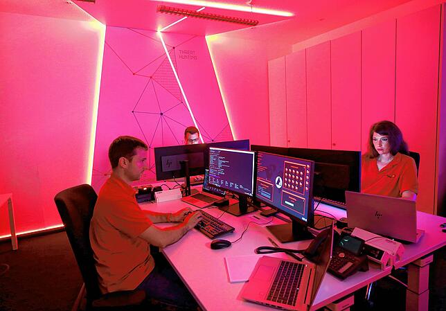 Im „Red Room“ üben Innogy-Mitarbeitern bei einer Simulation Cyber-Angriffe auf das Stromnetz. Der Energiekonzern Innogy hat ...