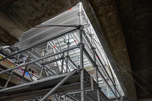 Ein Deckendurchbruch sorgt für mehr Licht im Gebäude.