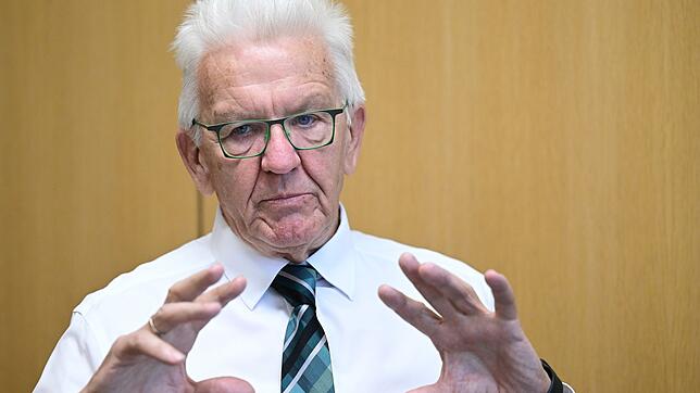 Winfried Kretschmann spricht in seinem Büro im Landtag bei einem Interview mit der Deutschen Presse-Agentur.