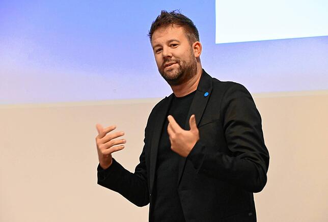 Jens Schwarz von Netze BW erklärt, wie der Netzmonitor funktioniert, der bald auf der Internetseite von Mühlingen zu sehen sein wird.