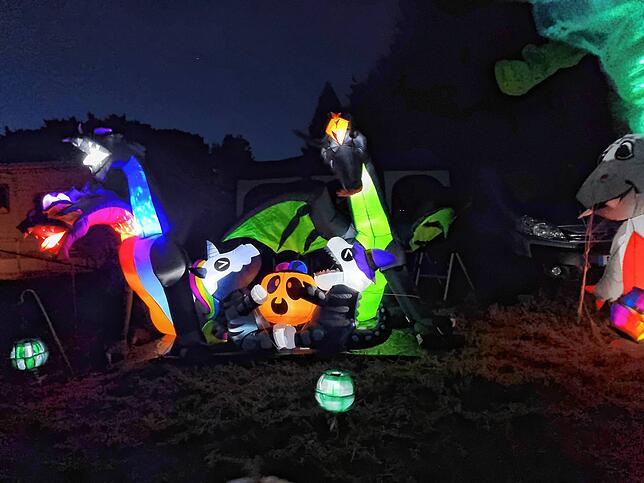 Beleuchtete Figuren ziehen die Blicke auf sich.
