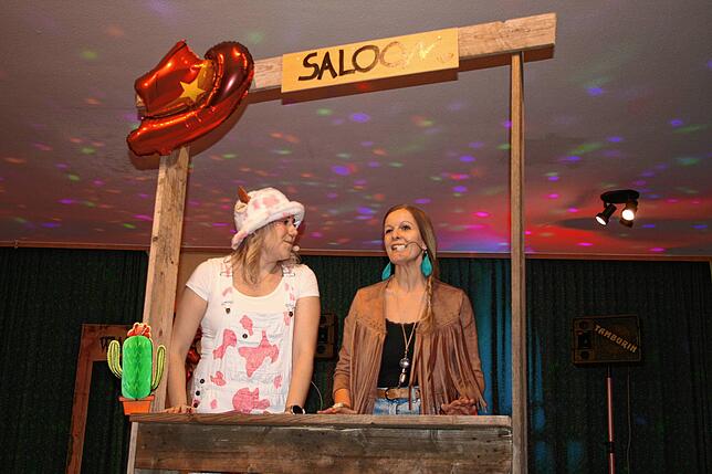 Bild 23: Gasthaus in Aftholderberg im Zeichen der Cowgirls – Schunkeln und Mitsingen beim Weiberball!