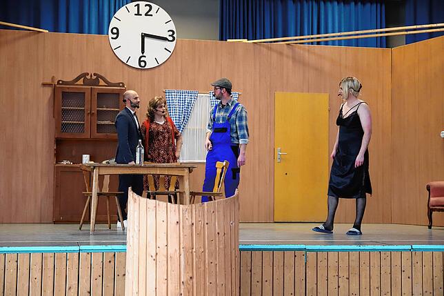 Peter (Patrick Lohr) und Monika (Manuel Nesensohn links) versuchen Erwin (Daniel Weishaupt) und Karin (Christoph Lohr rechts) über die ...