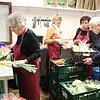 Bevor die Ware im Tafelladen Bad Säckingen verkauft wird, wird sie von den ehrenamtlichen Mitarbeitern Katica Bacek, Heike Ciardello, ...