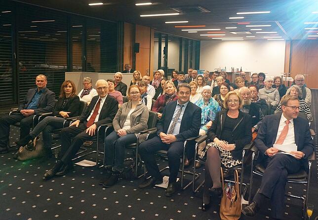 Die Gästereihen (vorn, von links): Andreas Harder, Susanna Heim, Horst Seipp und Doris Kaiser-Klormann (Jurymitglieder) Bürgermeister ...
