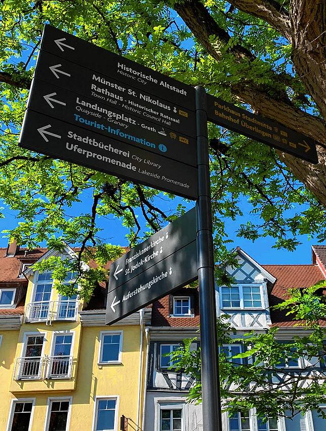 85 sogenannte Fähnchen-Wegweiser an 21 Standorten – wie hier an der Olberbrücke – zeigen die richtige Richtung an.