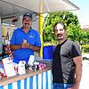 Thomas Sacilik kauft bei Martin Schmidt im Kreuzlinger Seeburgpark ein Eis. Beide wünschen sich wieder strengere Corona-Regeln.