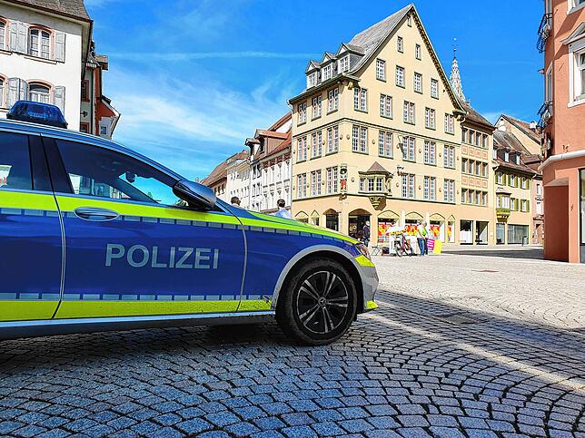 Überwachung des Demonstrationsverbots: Die Polizei ist um 9.30 Uhr am Marktplatz da. Bild: Norbert Trippl
