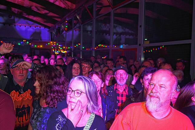 Bild 8: Barock serviert musikalisches Feuerwerk: Bilder der AC/DC Tribute Show in Unadingen