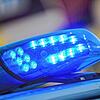 Ein Polizeiauto mimt eingeschaltetem Blaulicht (Symbolbild). Amok-Drohungen an Schulen halten die Kantonspolizei in Atem.