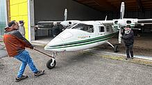 Mit purer Muskelkraft wird der Hagelflieger aus dem Hangar gezogen, Ziel ist es, in fünf bis sieben Minuten startbereit zu sein.