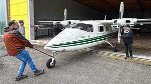 Mit purer Muskelkraft wird der Hagelflieger aus dem Hangar gezogen, Ziel ist es, in fünf bis sieben Minuten startbereit zu sein.