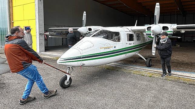 Mit purer Muskelkraft wird der Hagelflieger aus dem Hangar gezogen, Ziel ist es, in fünf bis sieben Minuten startbereit zu sein.