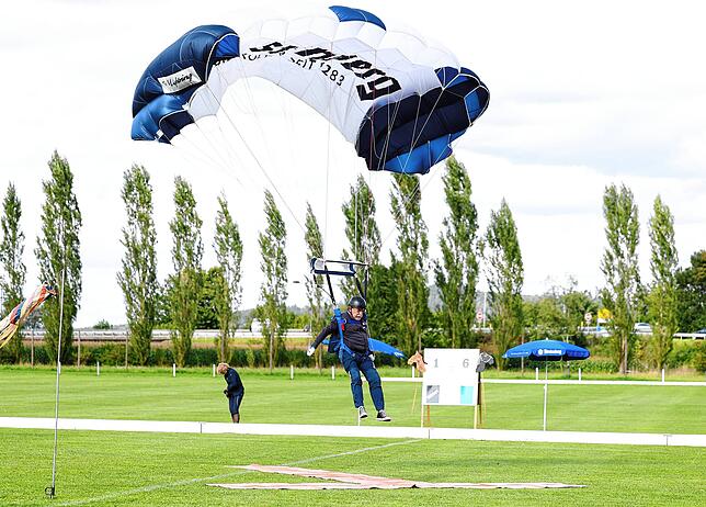 Das Fürstenberg-Fallschirmspringer-Team, hier Peter Lendle, landet auf dem Spielfeld.